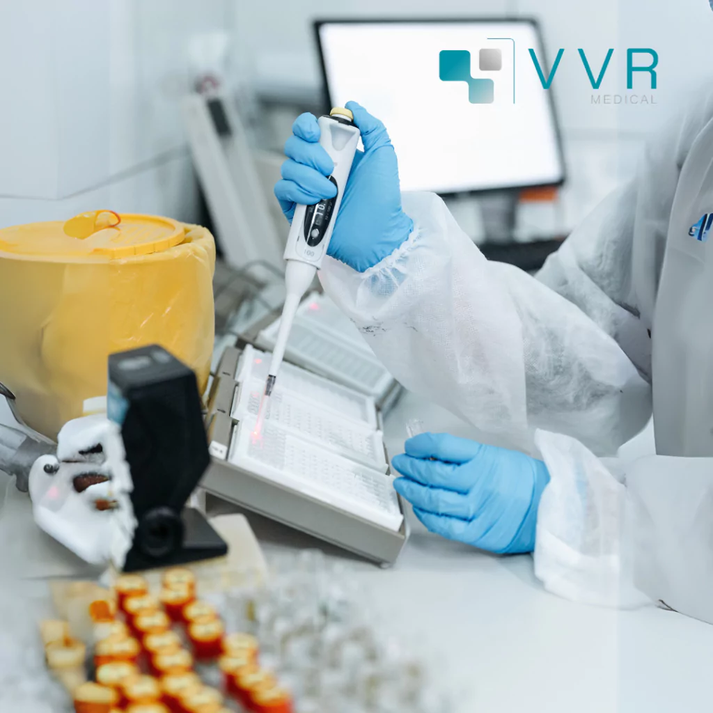 médecin chinois en train de réaliser une manipulation pour une analyse